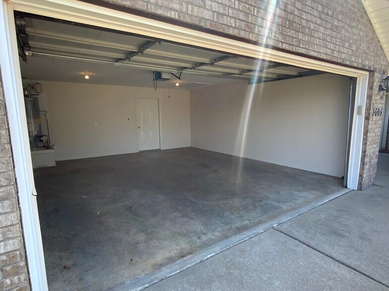 Building Photo - 3605 SW Carriageway Ave