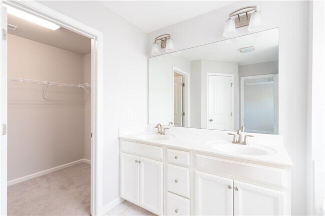 Building Photo - 770 Sunset Park Dr