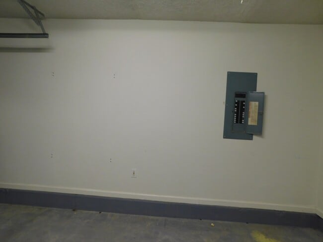 Building Photo - Quiet convenience