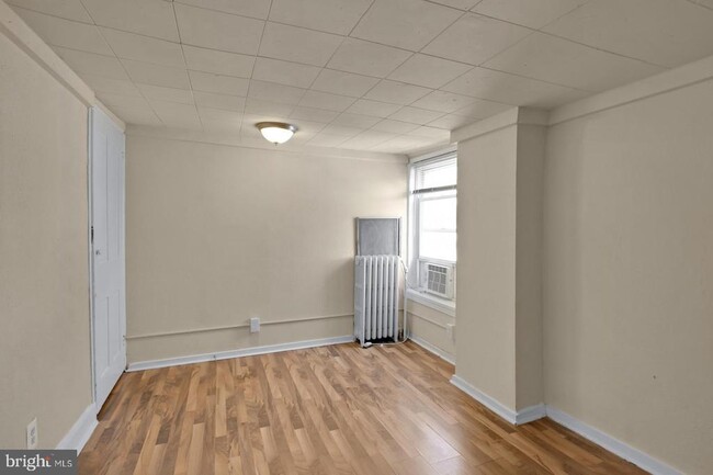 Building Photo - 2047 E Sergeant St