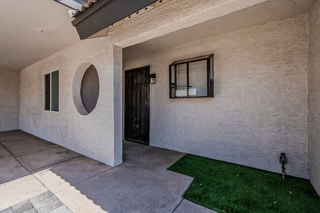 Building Photo - Fully Remodeled! 2 bed 2 bath Town-home in Central Phoenix!! Gated Community with Pool!