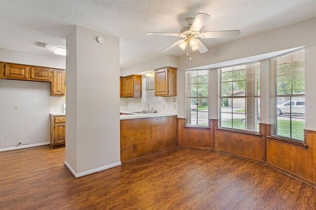 Building Photo - 2106 Rycroft Dr