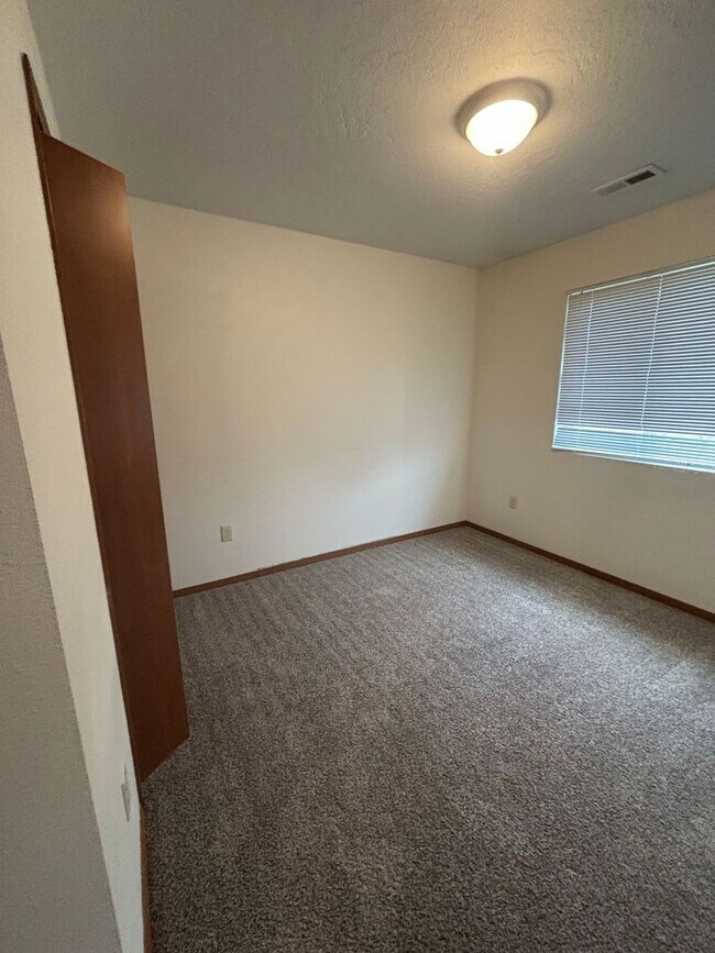 Building Photo - NEWLY UPDATED 4 bed / 2.5 BATH - Desirable Spokane Valley