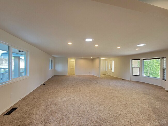 Building Photo - West Pasco Location a Block from the Colum...