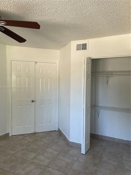 Building Photo - 570 S Park Rd