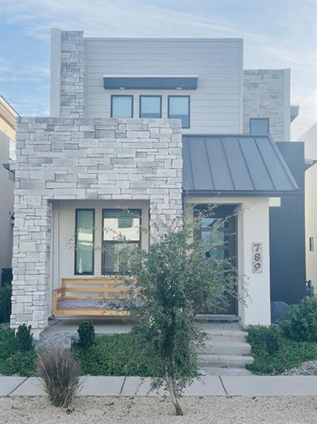 Building Photo - Desert Color Townhome!