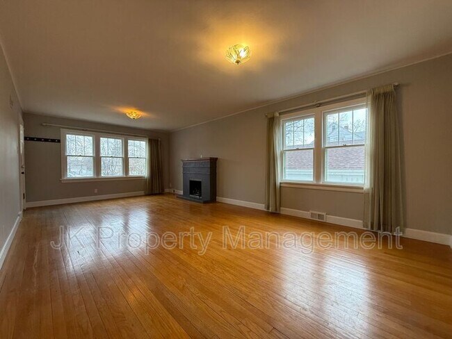 Building Photo - 115 16th St N