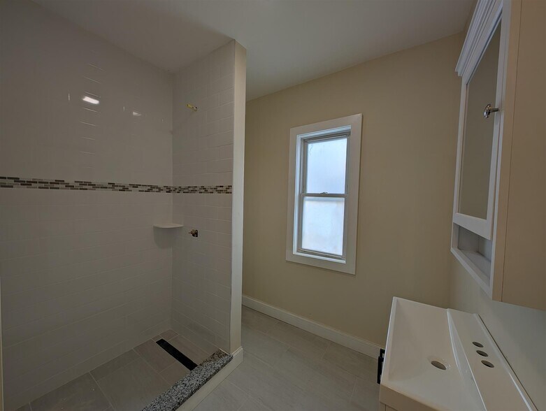 Building Photo - 5 Lowell Cir