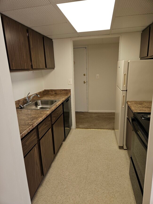 G11 Kitchen Dining Room Side - Lake Club Apartments