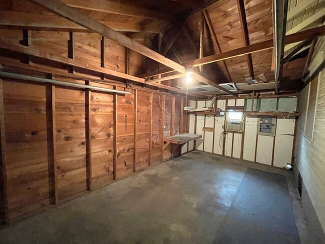 Building Photo - 1 Bedroom Home with Garage