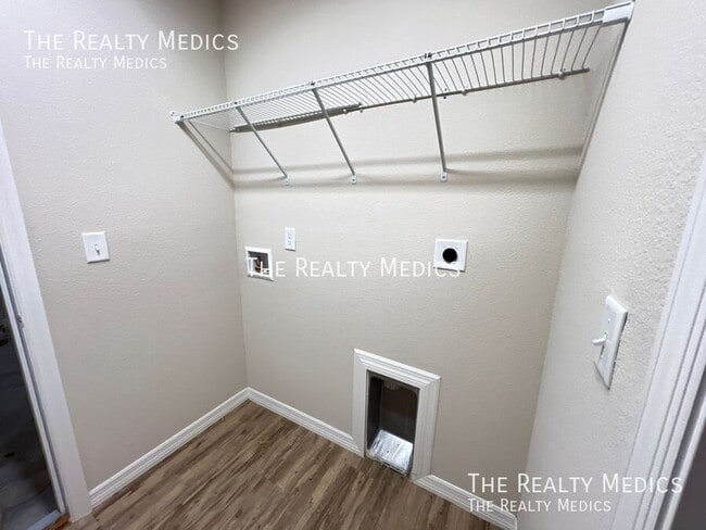 Building Photo - 6 Juniper Way