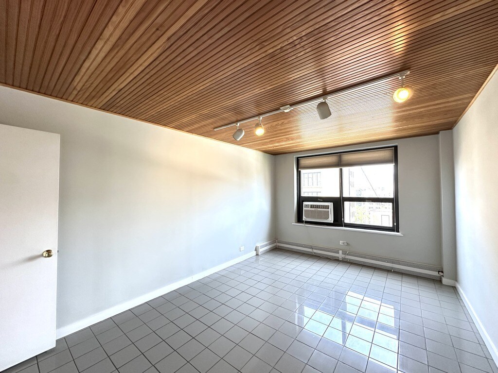 Building Photo - 428 W Wellington Ave