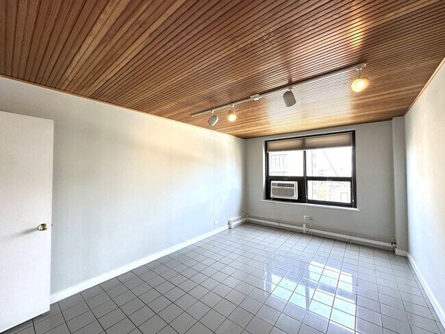 Building Photo - 428 W Wellington Ave