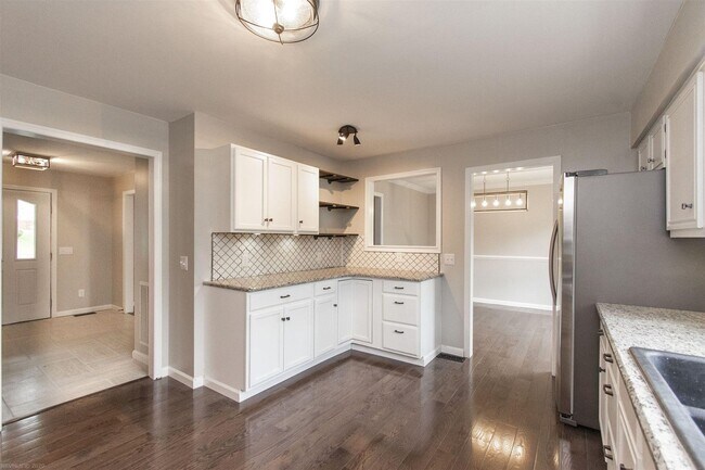 Building Photo - 6 bed/3 1/2 bath.  Pet Friendly