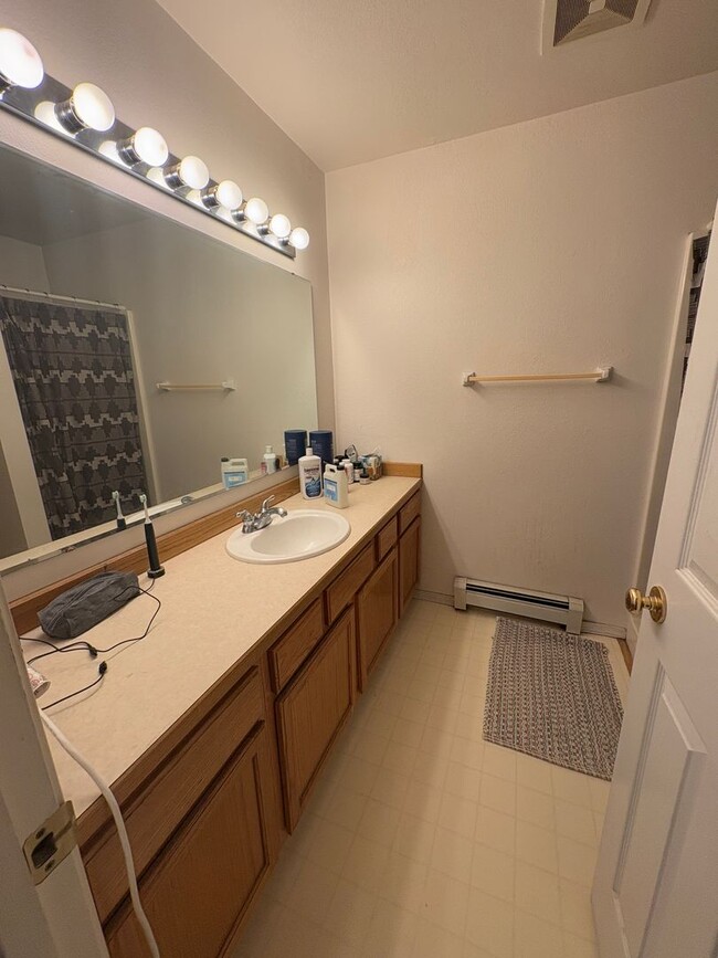 Building Photo - Classic 3 Bedroom 2 Bath Home with Attache...