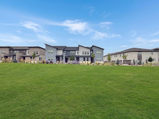 Building Photo - $0 DEPOSIT OPTION. BRIGHT AND SPACIOUS 3-B...