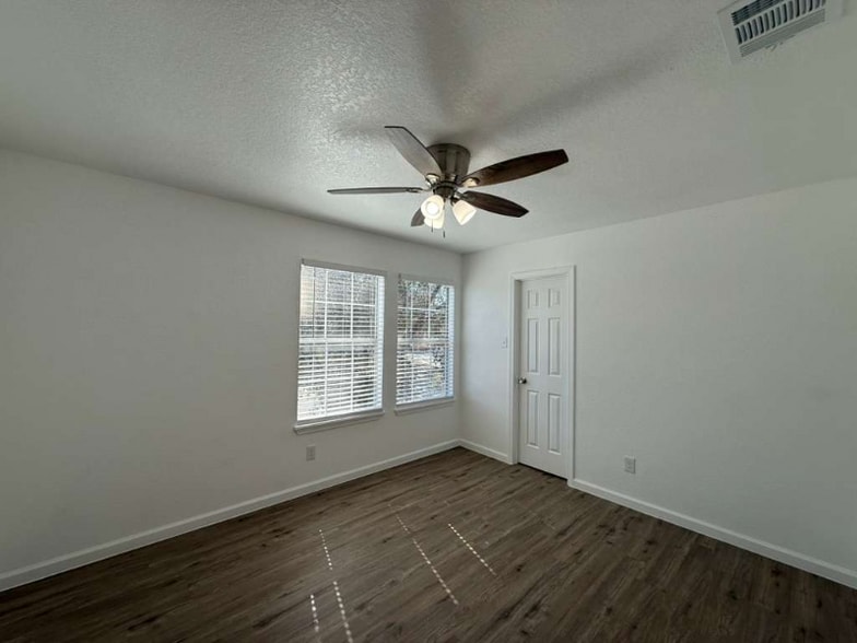 Building Photo - 9339 Mimosa Manor