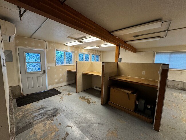 Building Photo - Silverdale Split-Level Home with Bonus Are...