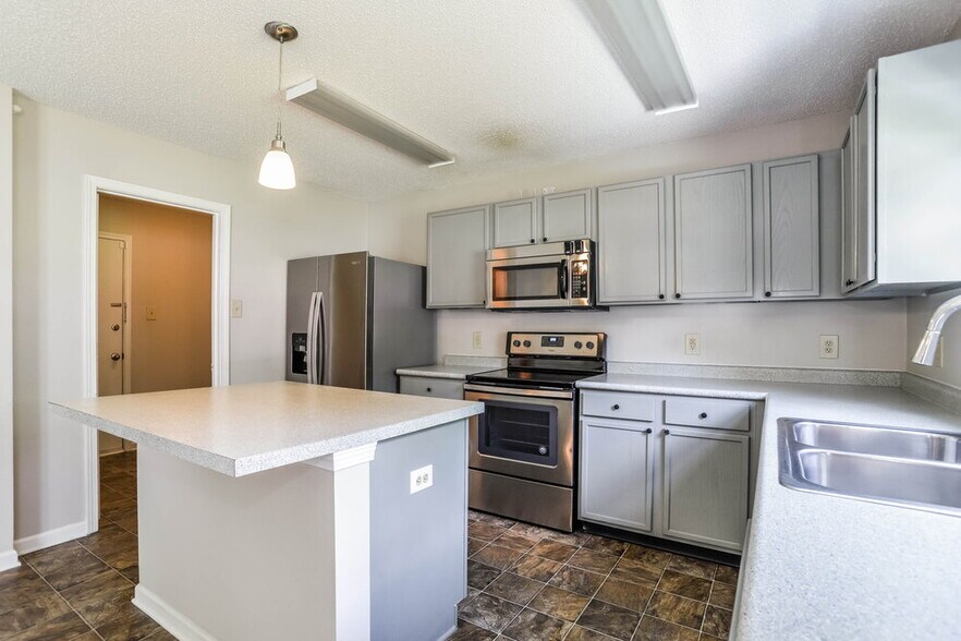 Building Photo - 7029 Maple Park Ln
