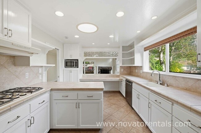 Building Photo - 40 Martinez Ct