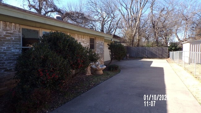 Building Photo - Fantasic Country Club West Home  1/2 OFF FIRST FULL MONTH'S RENT