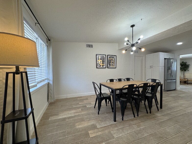 Building Photo - 10996 106th Ave N