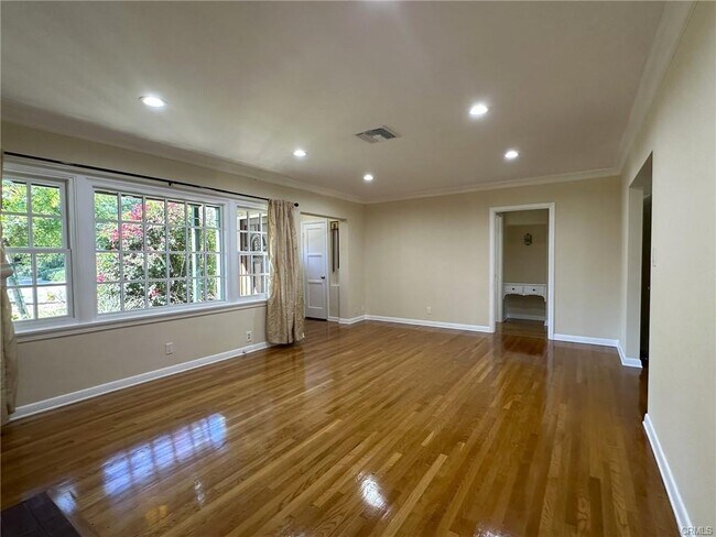 Building Photo - 2026 Pepper Dr