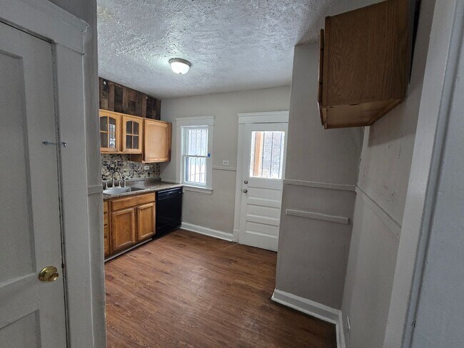 Building Photo - SECTION 8 and EDEN Accepted! Newly Renovated 3BR Home Now Available in Cleveland!!