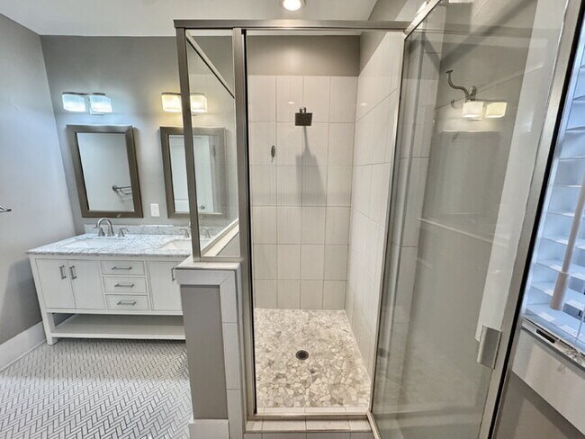 Building Photo - 1046 Tanglewood St