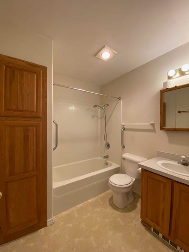 Building Photo - Duplex Close To Downtown!