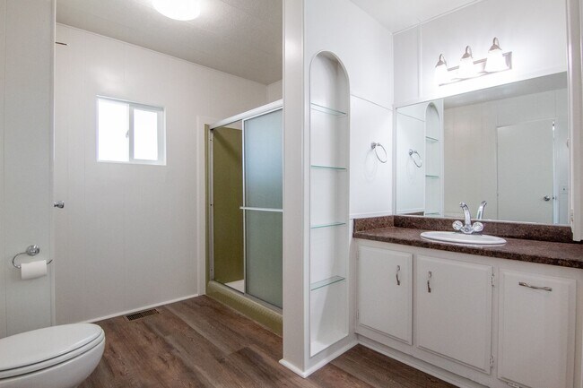 Building Photo - Spacious Manufactured Home!