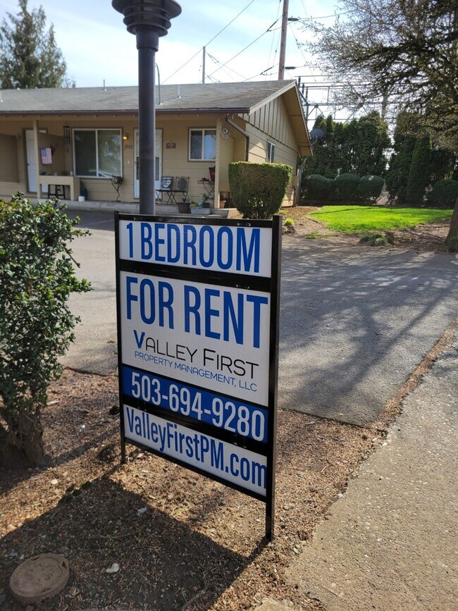 Building Photo - Rent Special: 1/2 Off June's Rent!! Ground Level 1 Bedroom 1 Bath W/ AC