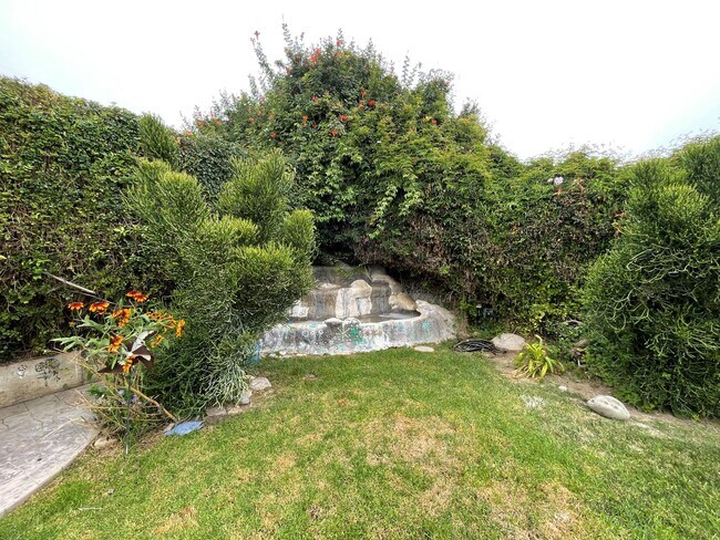 Building Photo - Downtown Ventura Bungalow with Beautiful Y...