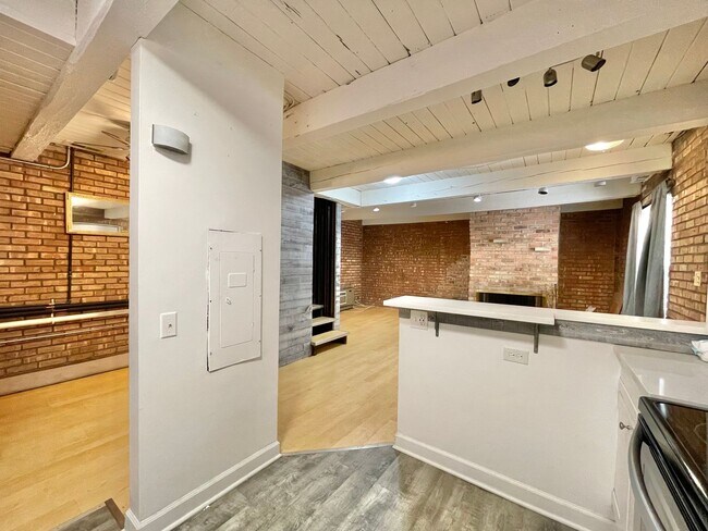 Building Photo - 806 S Loomis St