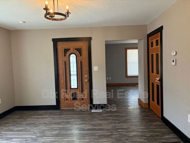 Building Photo - 915 Bellaire Ave