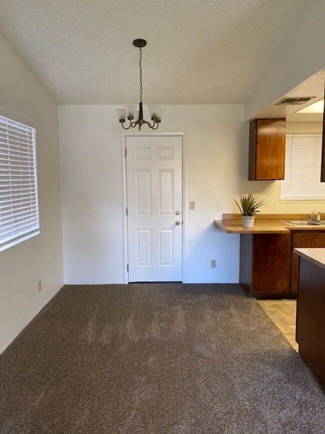 Building Photo - Nice North Redding Home!