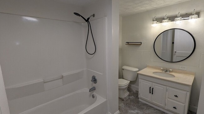 Building Photo - Charming 3-bedroom, 1.5-bathroom home located in the heart of Akron