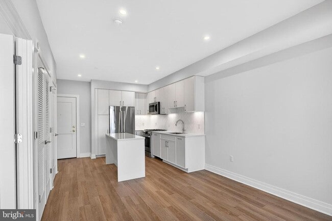 Building Photo - 811 S Columbus St