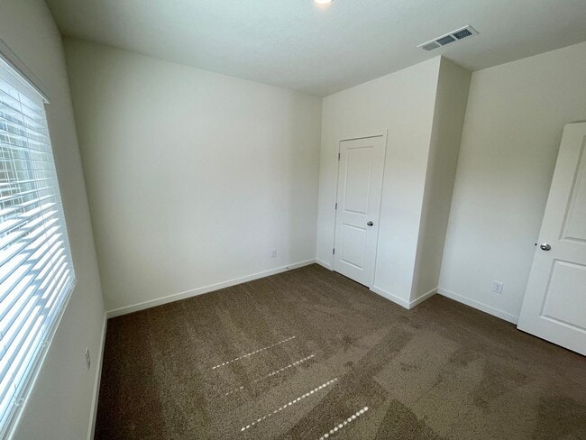 Building Photo - 754 Tamarack Ct