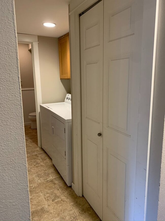 Building Photo - Large Four Bedroom House in Newberg