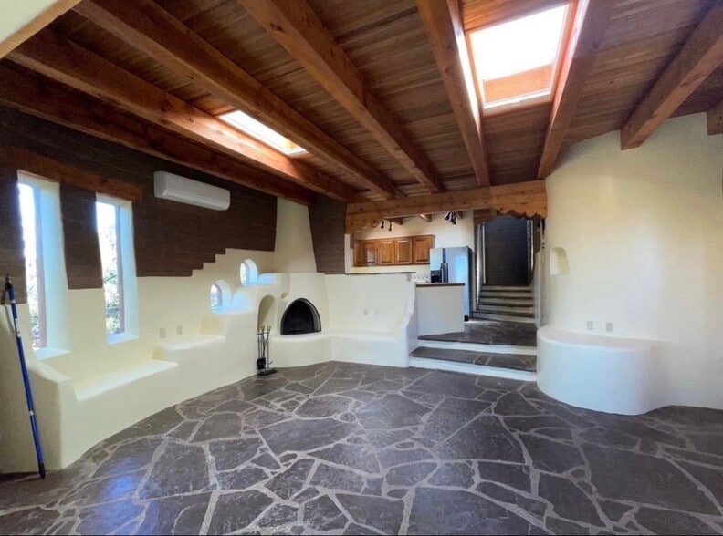 Building Photo - 388 Calle Loma Norte