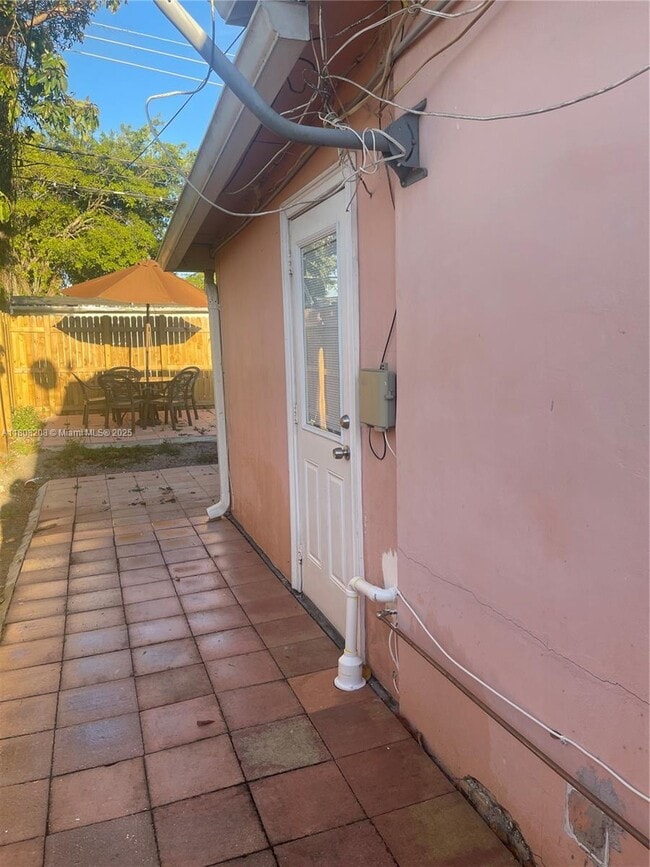 Primary Photo - 1720 SW 70th Ave