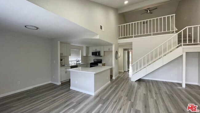 Building Photo - 923 Lotus Cir