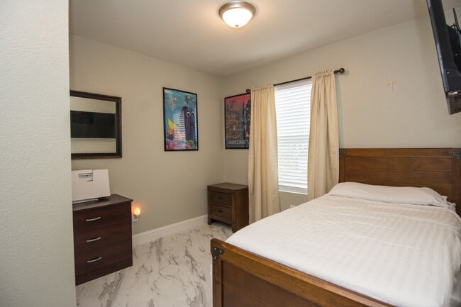 Building Photo - 16933 Scenic Knoll