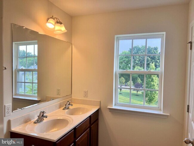 Building Photo - 654 Jacobsen Cir