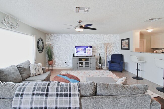 Building Photo - 3 Bed, 2 Bath Furnished Home With Screened...