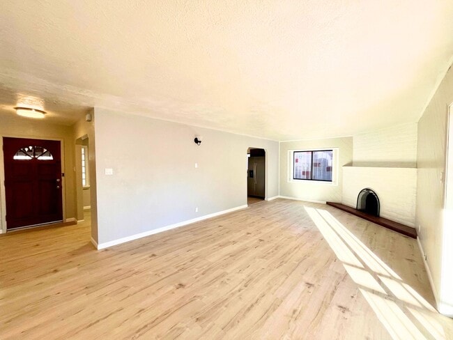 Building Photo - Spacious 3 Bedroom 2 Bathroom Home In The NE!