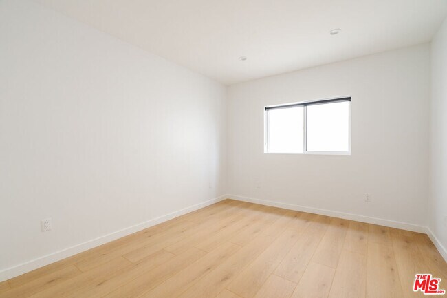 Building Photo - 1201 N McCadden Pl