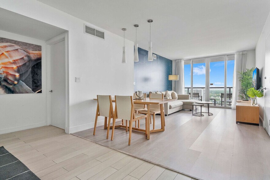 Building Photo - 2602 E Hallandale Beach Blvd