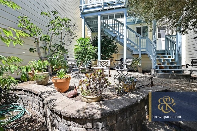 Building Photo - 33 Ford St